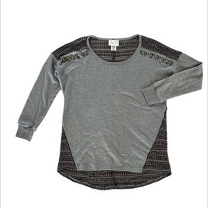 Shyanne size medium knitted long sleeve shirt